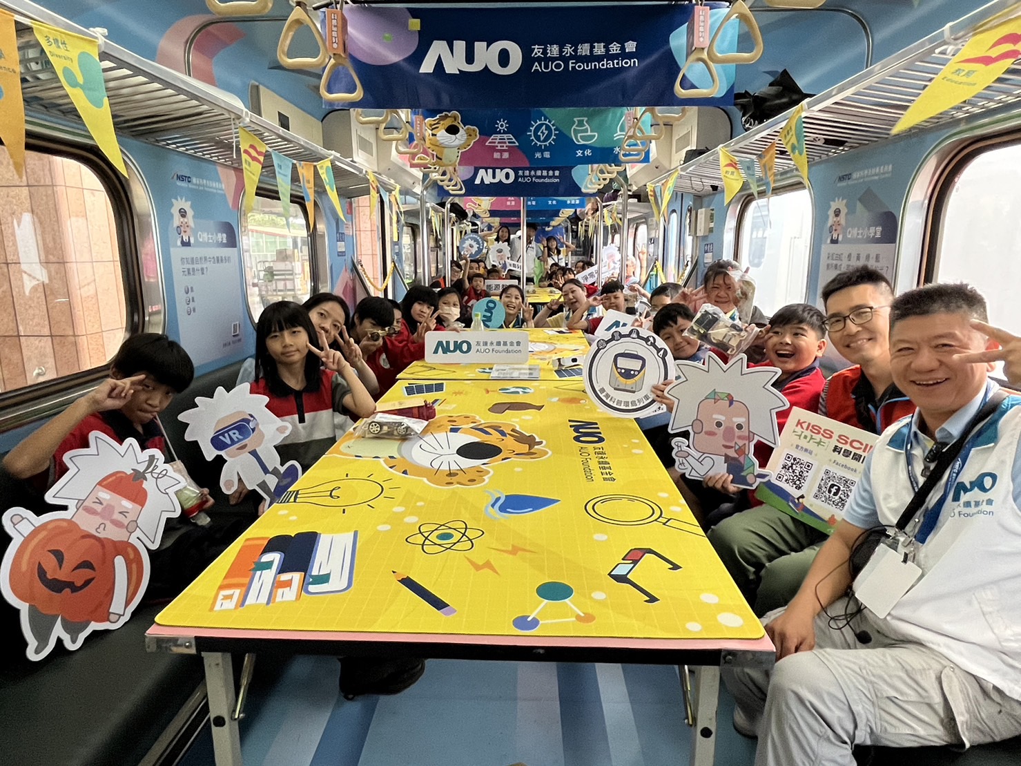 友達永續基金會參與「臺灣科普環島列車」，設計基礎科學車廂課程，以「淨零碳排和永續能源」為主題，讓學生透過創意實驗認識淨零知識，以及思考生活中的減碳行為