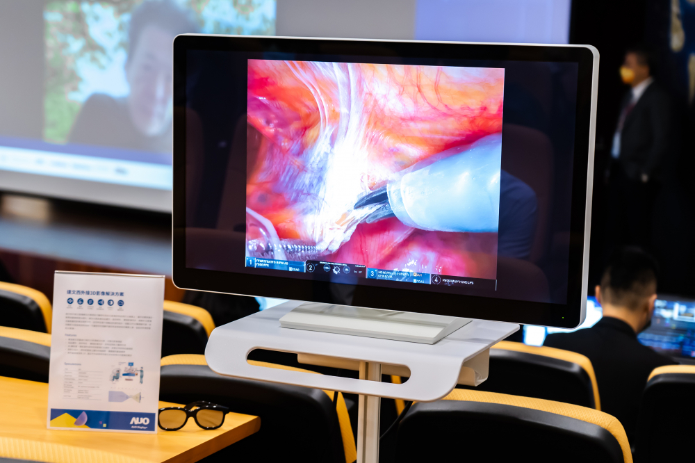 達擎於「國際大腸直腸外科論壇」中，成功導入達文西外接3D影像解決方案。透過達擎即時影像處理技術轉換為成1080p的高解析度畫質，將3D擬真畫面即時呈現於32吋4K 3D醫療顯示器