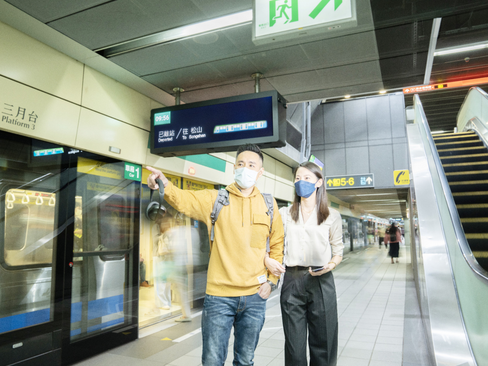 友達旗下達擎之客製化TARTAN顯示器，於台北捷運中山站亮相。以獨特長條型比例與高畫質特色，為台北捷運站帶來嶄新的都會車站風貌