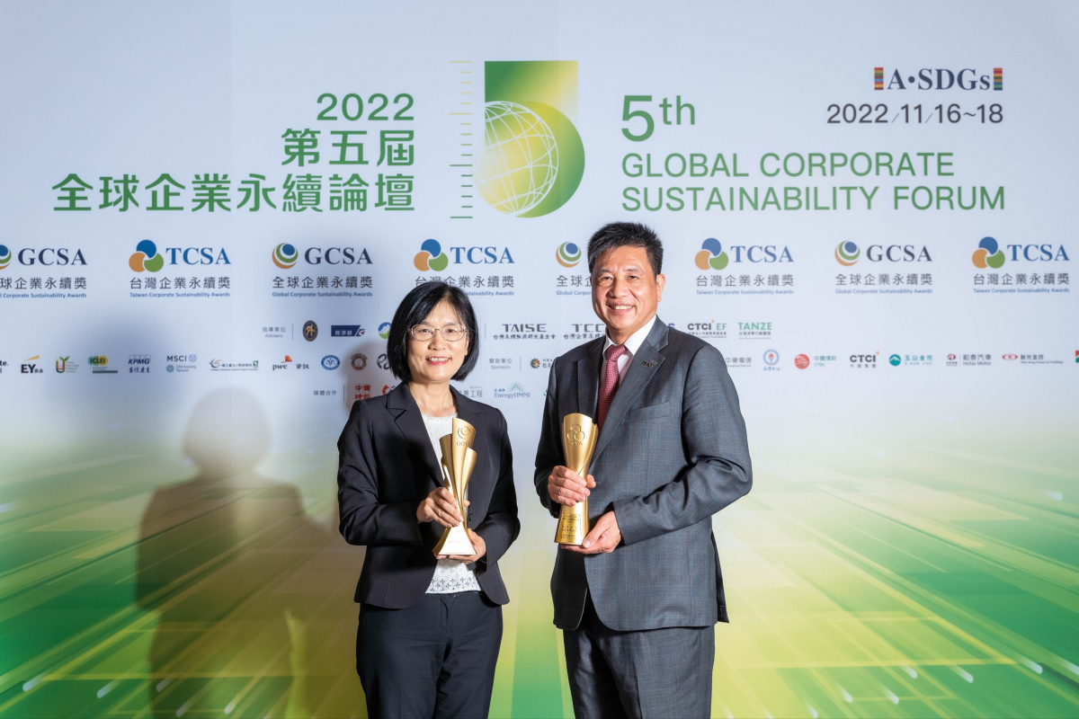 世界杯官方网站入口作为净零碳排先锋，期引领价值链伙伴同行共好，卫冕制造业组&ldquo;十大典范企业&rdquo; 二连冠殊荣(左：世界杯官方网站入口光电永续长古秀华，右：世界杯官方网站入口光电董事长暨执行长彭双浪)