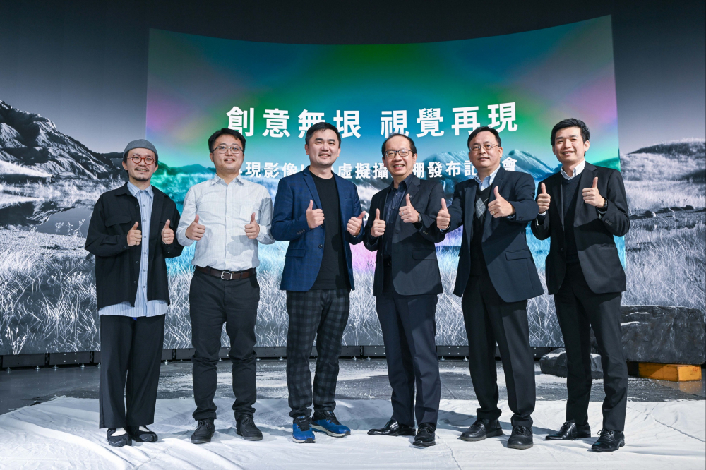友達光電與再現影像攜手，於中影製片廠建置全台首座提供嶄新一站式整合服務的LED虛擬製作攝影棚（圖左至右：再現影像視覺總監郭憲聰、再現影像營運總監黃棨雋、再現影像藝術總監與導演紀柏舟、友達光電技術長廖唯倫、友達光電系統設計製造服務事業總部副總經理曾天龍、友達光電系統產品事業資深處長蘇聖倫）