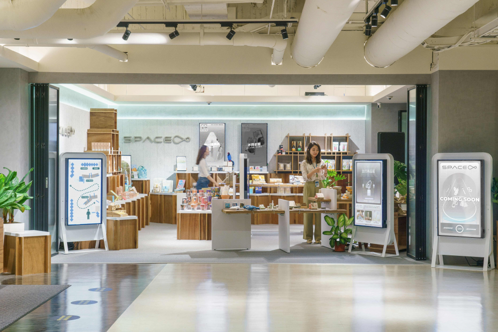 世界杯官方网站入口打造永续选物商店，展示社企及社创商品，结合创利空间所开发的智能零售系统，整合多元产品信息，让无人商店扮演公益行动的推手