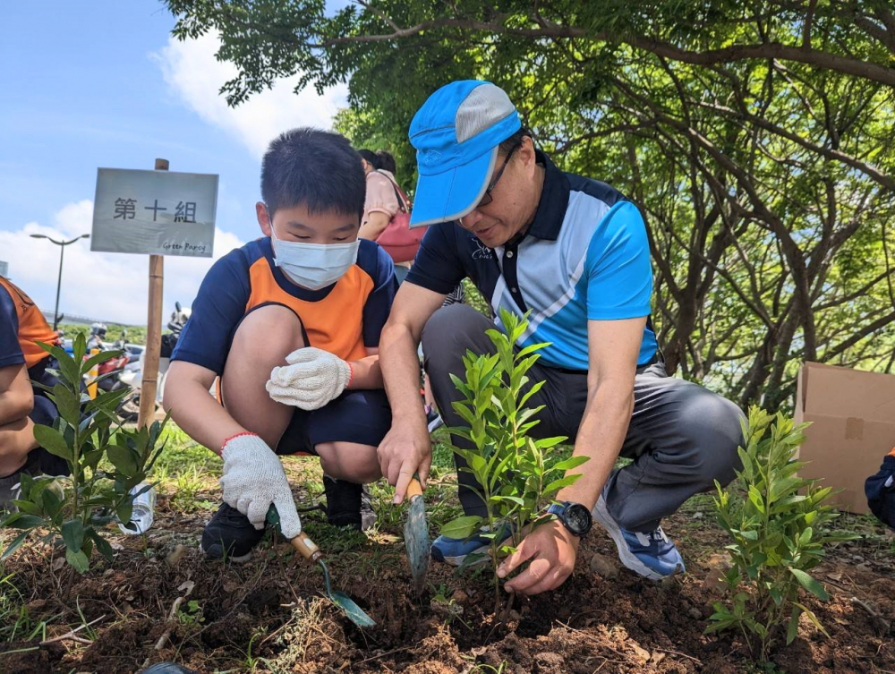 友達綠色志工及眷屬一起植下樹苗，親手打造綠帶景觀及動植物的友善棲息環境