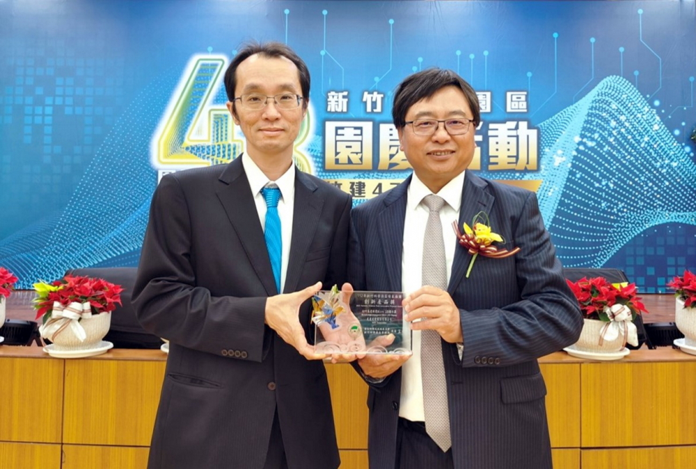 友達60吋高透明度Micro LED顯示器榮獲2023竹科創新產品獎，由友達光電顯示產品研發總部副總經理吳仰恩(左)代表領獎