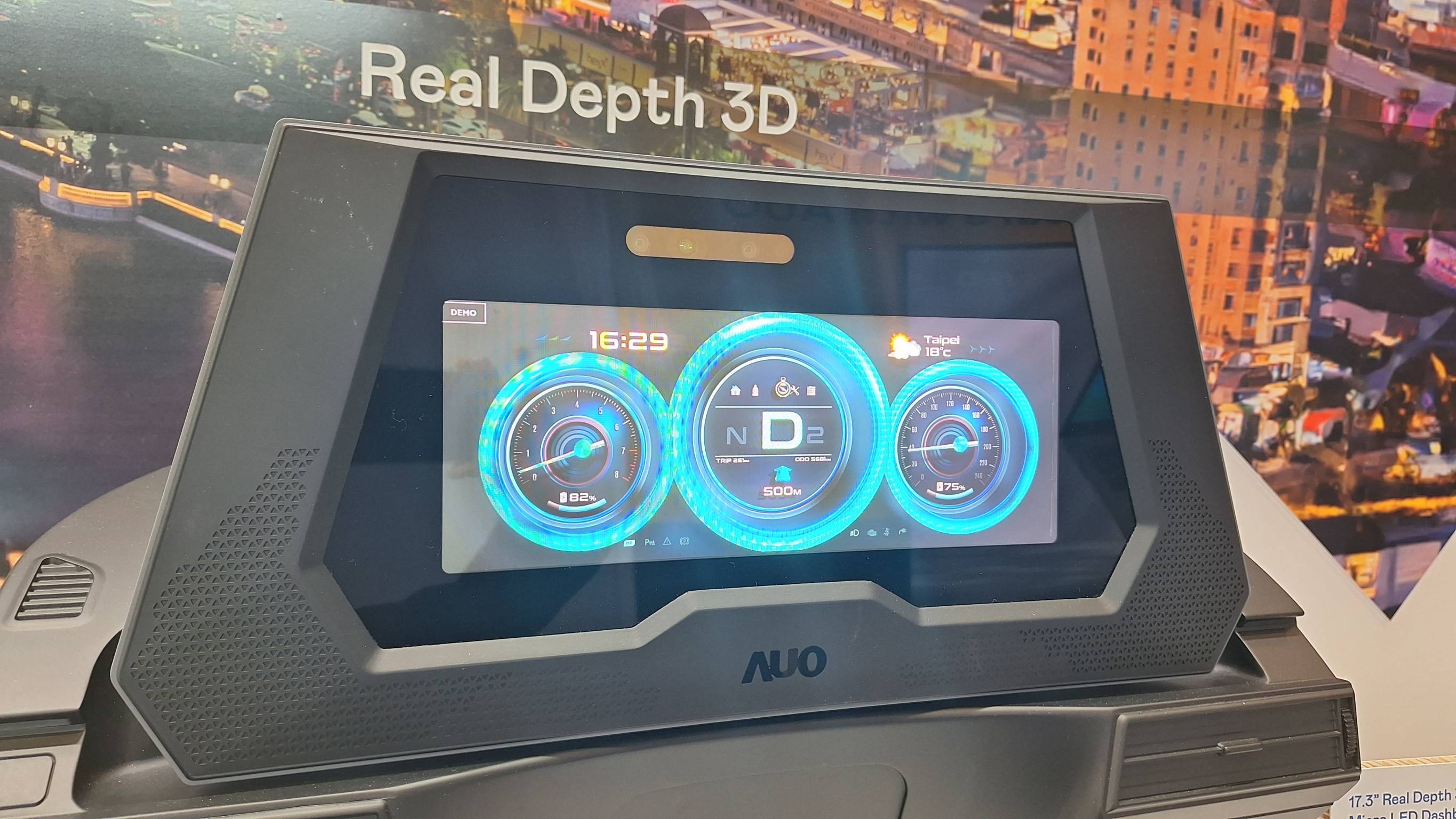 世界杯官方网站入口的「裸眼3D Micro LED仪表板」将Micro LED与LCD技术整合成17.3吋显示器，打造令人惊艳的3D效果，同时具备DMS辨识系统，可侦测驾驶行为并进行安全预警。