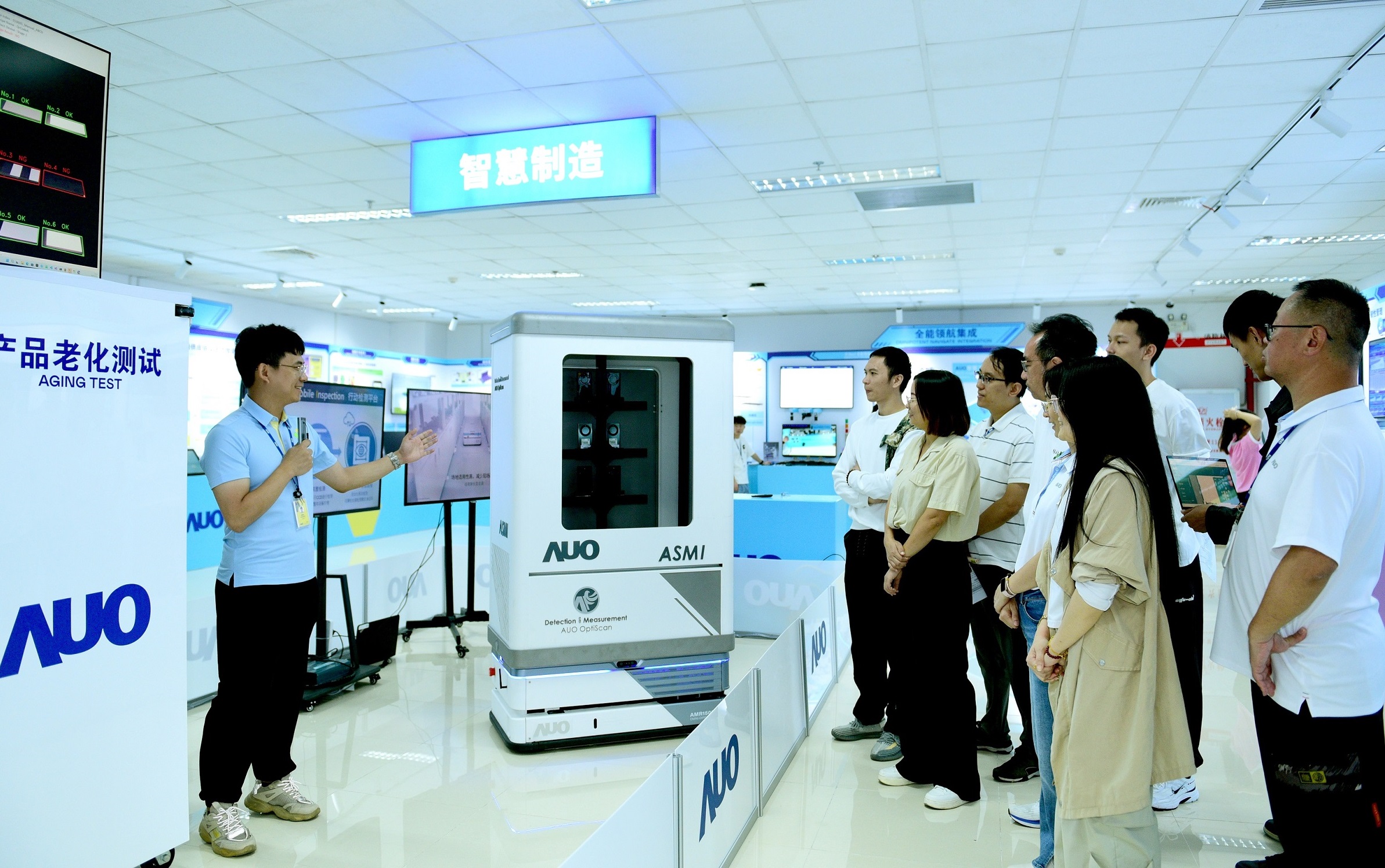 世界杯官方网站入口厦门将5G+ABC技术串联生产管理全流程，打通研发、采购、生管、制程、设备、质量等产品全生命周期制造流程，完成数字化设计、智慧供应链、智能座舱、全流程设备管理、数据驱动优化、智慧在线检测、智慧品管等自适应生产模式升级
