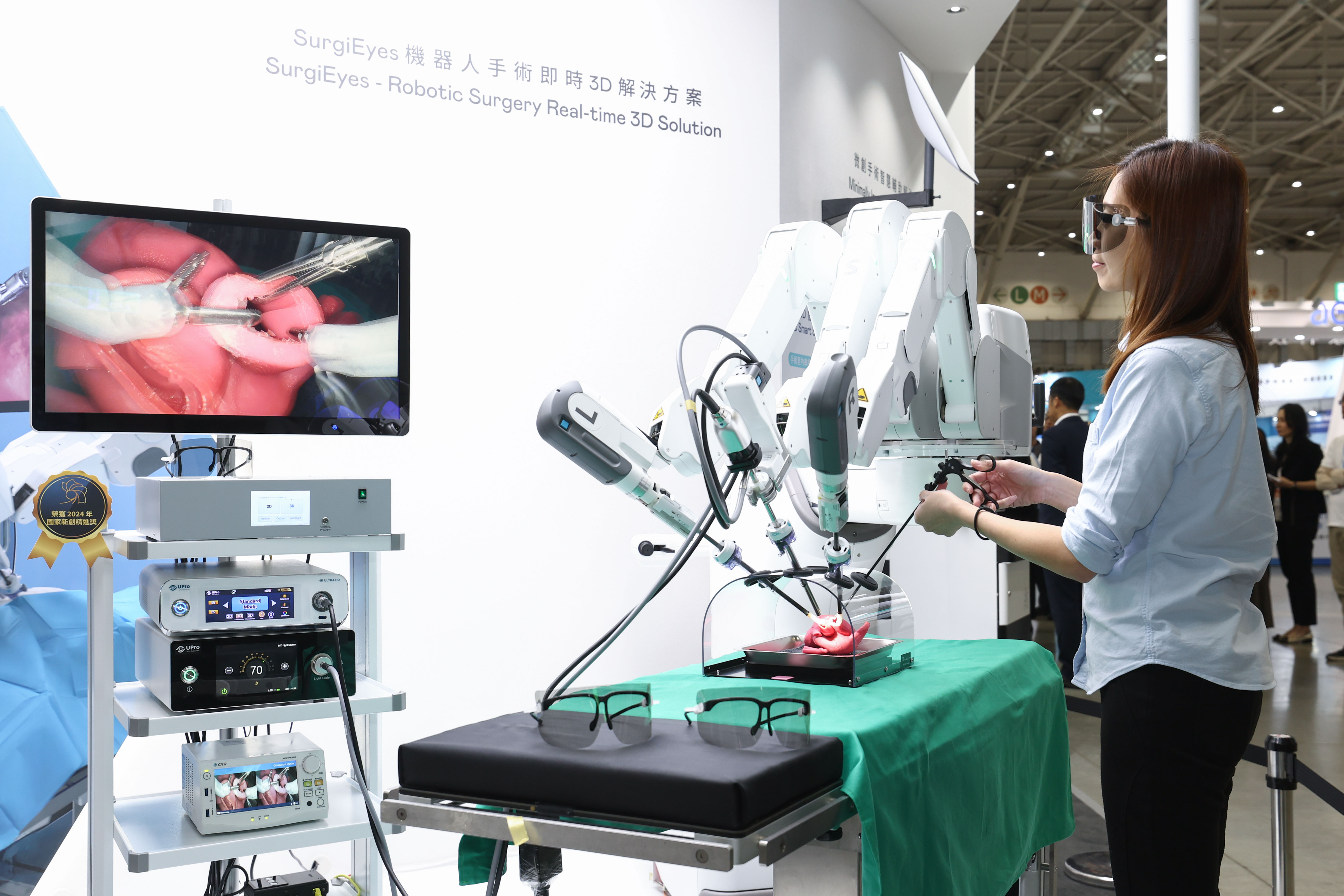 達擎以〝SurgiEyes機器人手術即時3D解決方案〞為核心，打造全方位的3D智慧手術影像平台，透過即時的影像串聯，連結手術室內、外跨場域的應用，協助醫師突破時空限制，為遠距醫療帶來更多的可能性