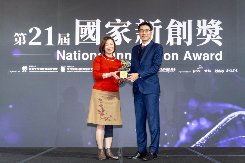 友達旗下子公司友達耘康與達擎分別以「中醫數位化檢測解決方案」及「寬視角3D醫療顯示器」獲得第二十一屆國家新創獎「智慧醫療與健康科技」類別的「企業新創獎」與「國家新創精進獎」兩項殊榮。圖左為衛生福利部政務次長林靜儀、圖右為友達光電智慧醫療事業群總經理廖世宏