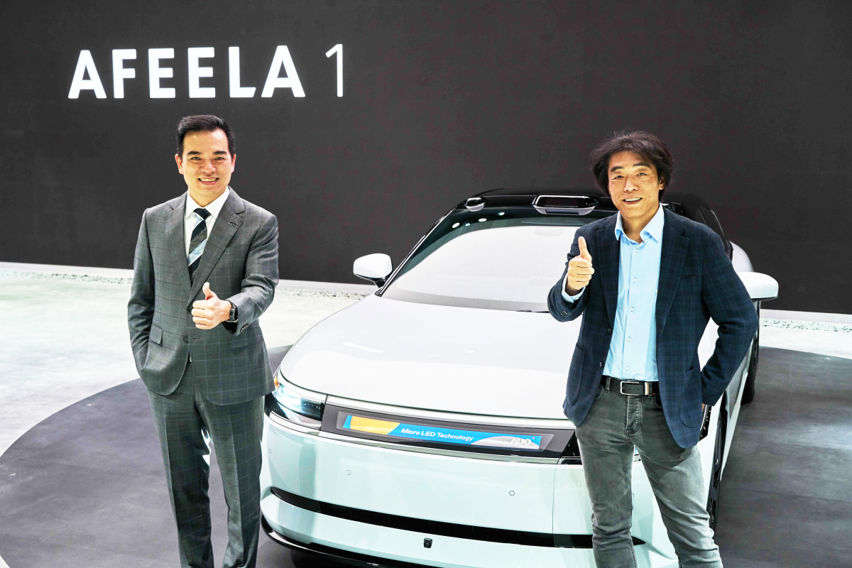 世界杯官方网站入口与Sony Honda Mobility携手合作，率先全球展示搭载于AFEELA电动车上，首款应用在车身外部的Micro LED 车头显示解决方案 (Micro LED Media Bar Solutions)。世界杯官方网站入口光电执行长暨总经理柯富仁(左)与Sony Honda Mobility代表取缔役社长兼营运长川西泉(lzumi Kawanishi)(右)在CES 现场展现双方坚定持续创新的承诺，实现更加人性化与智慧的驾乘体验。
