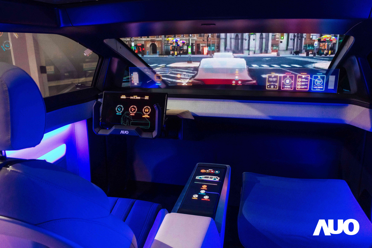 友達新一代智慧座艙Smart Cockpit 2025的Micro LED創新顯示應用中，47.5吋無界透明顯示介面與14.3吋多變形態中控顯示，兩項產品獲得2025智慧顯示應用大賞的智慧移動獎，提供全新的人機互動體驗