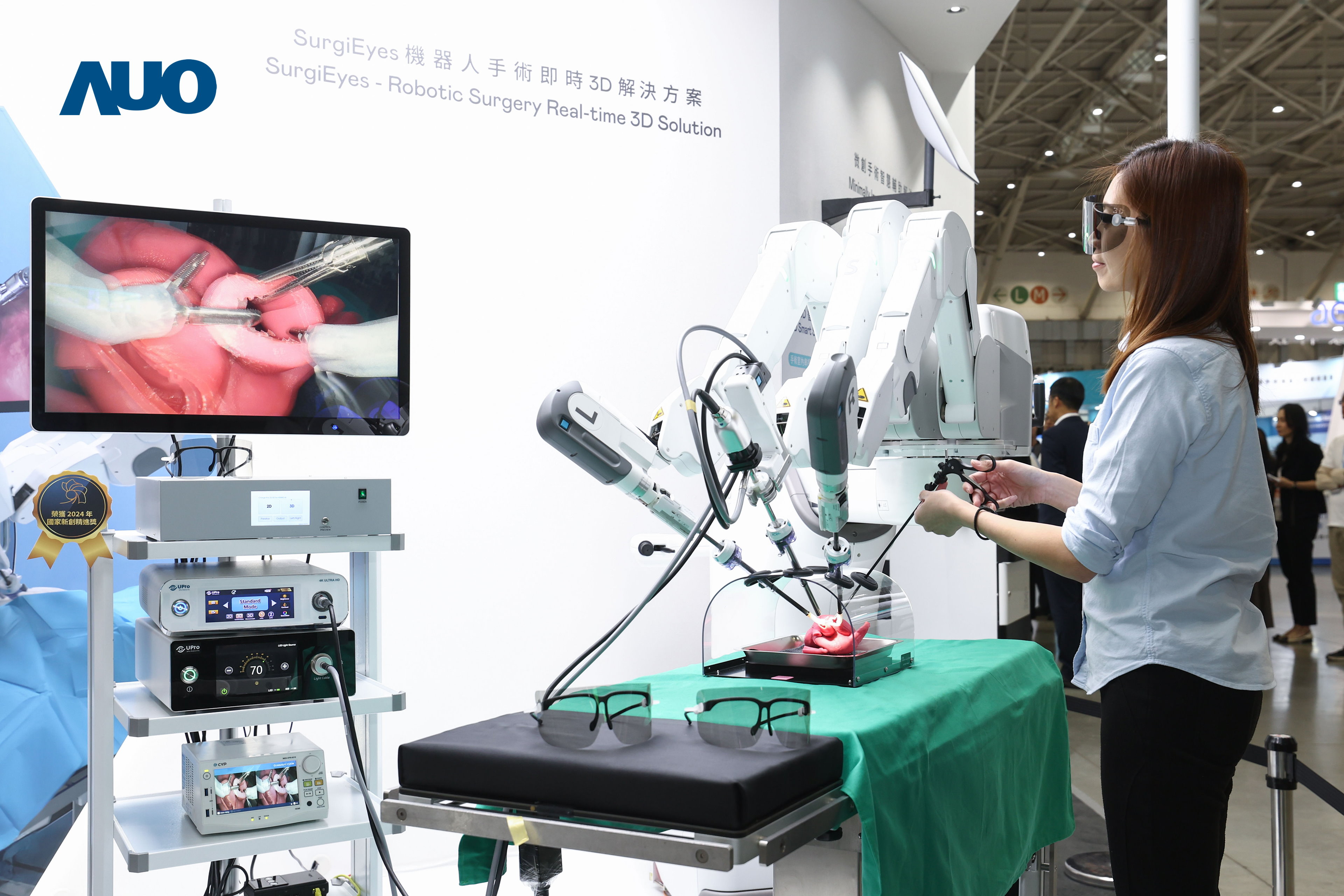 达擎以领先的3D显示技术推出〝SurgiEyes机器人手术实时3D解决方案〞，整合先进3D图像处理与独家3D垂直宽视角、广色域的显示技术，手术团队可实时同步主刀医师视角看到清晰3D影像，提升沟通效率与安全性。