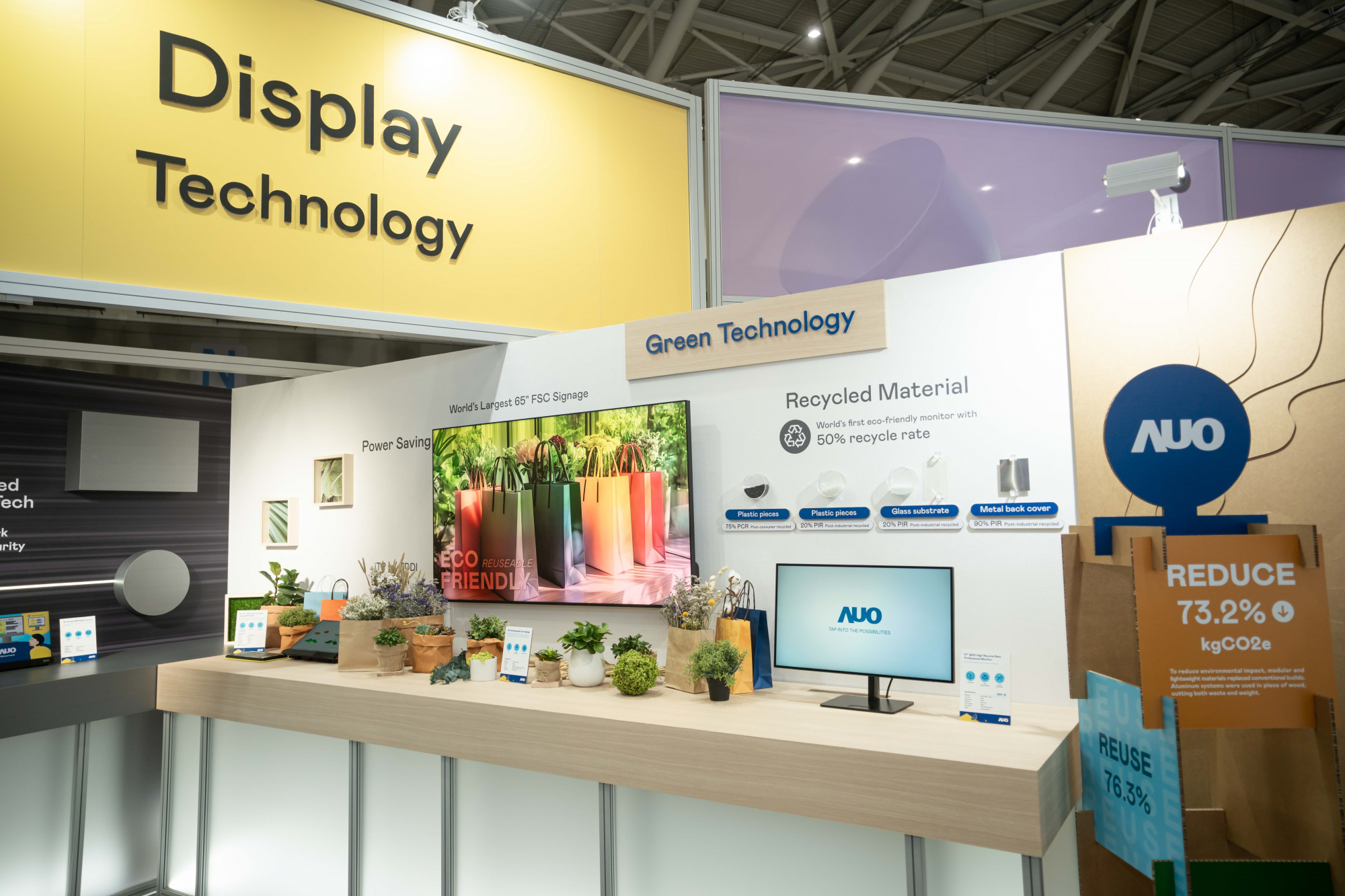 友達Touch Taiwan 2025雙展位再度獲etouch 綠色裝潢設計獎肯定；智慧顯示展位以鋁製模組系統取代傳統木作施作，並在相關裝潢物與設計使用可回收、可重複使用的材料，體現低碳與循環精神。