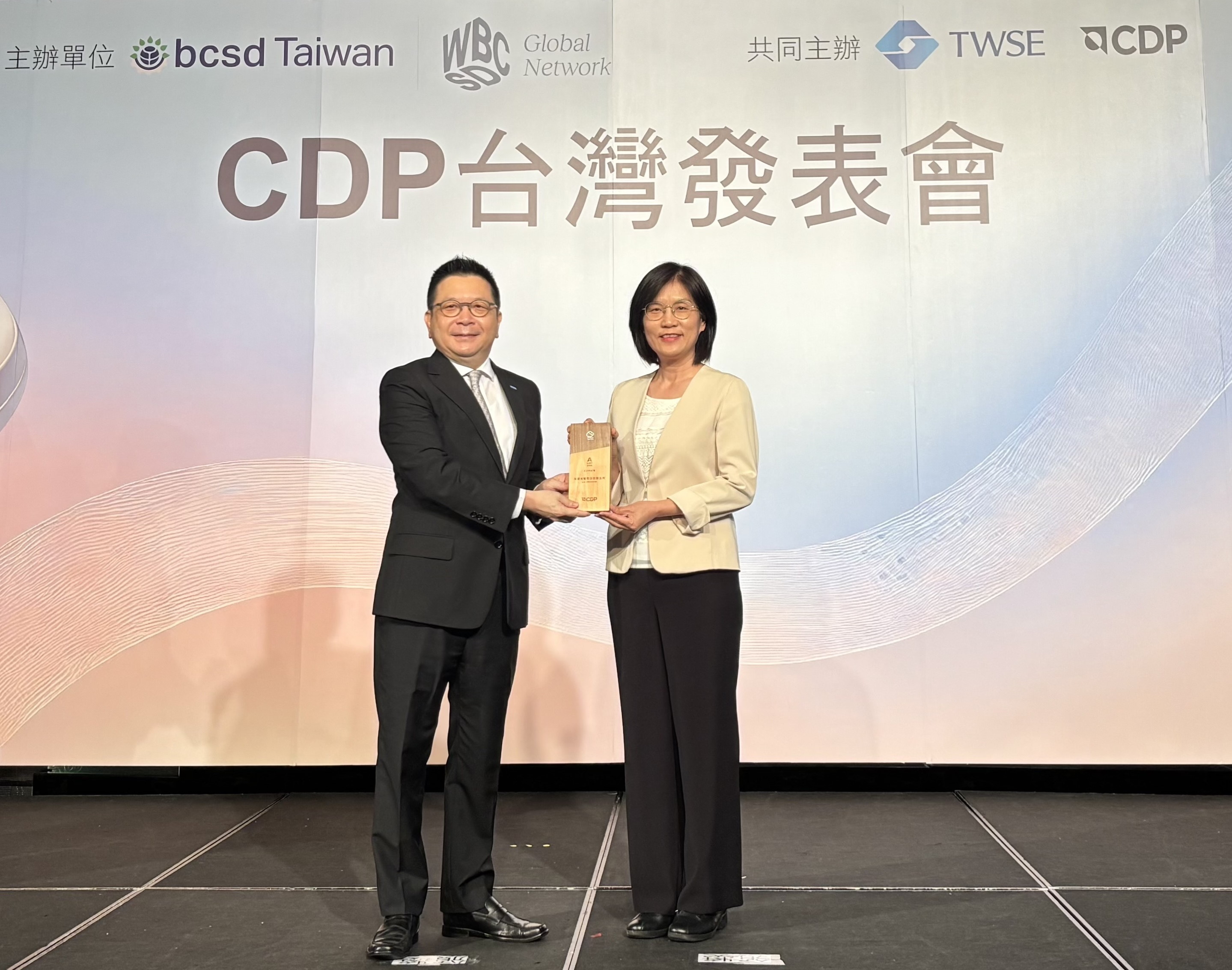 友達永續成果再獲國際評比肯定，獲頒CDP氣候與水資源雙項領導力評級。今由臺灣證券交易所董事長林修銘（左）頒獎，友達光電永續長古秀華（右）代表受獎