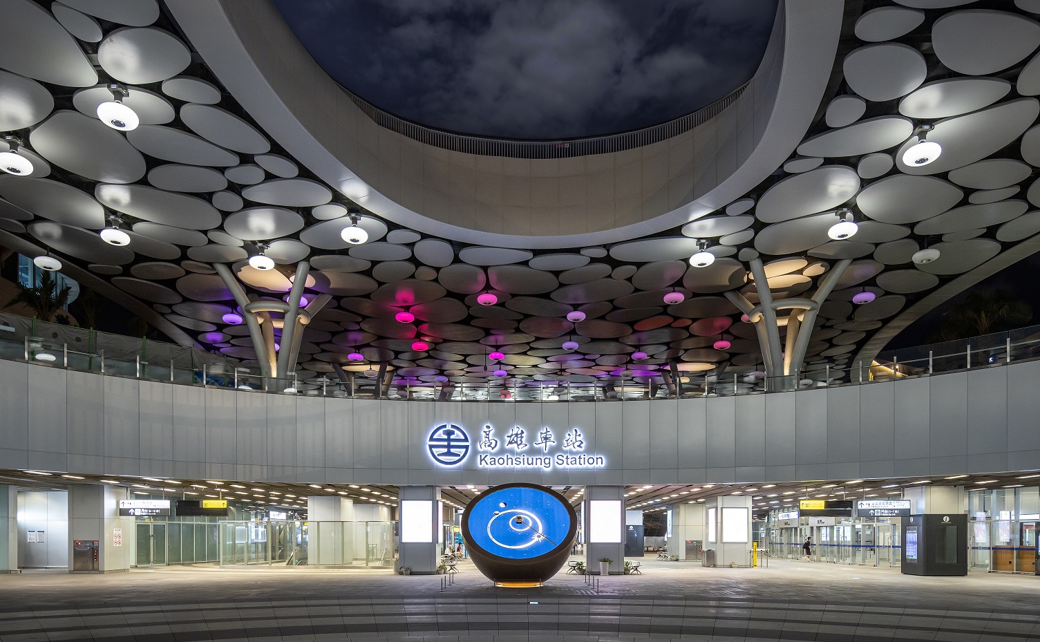 創利空間參與《高雄車站共感空間》公共藝術計畫，擔任視覺科技整合夥伴。於「看時間」天文鐘作品中提供技術指導，整合圓形LED鐘面與鐘體結構，在時間、天象星盤與空間氛圍間生動展演