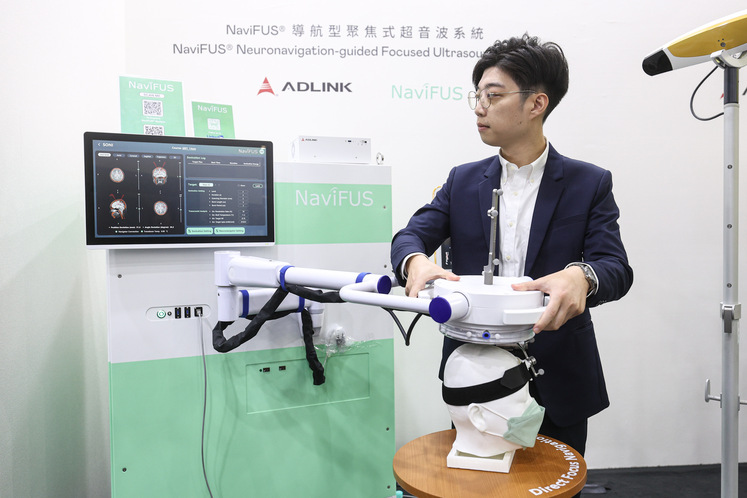 达擎携手凌华科技与浩宇生医合作的〝NaviFUS&reg; 导航型聚焦式超音波系统〞，以凌华医疗级边缘运算平台为核心，结合光学导航与穿颅超音波技术，非侵入性将能量精准聚焦脑内病灶，可暂时开启血脑屏障，提升药物递送与治疗效果。