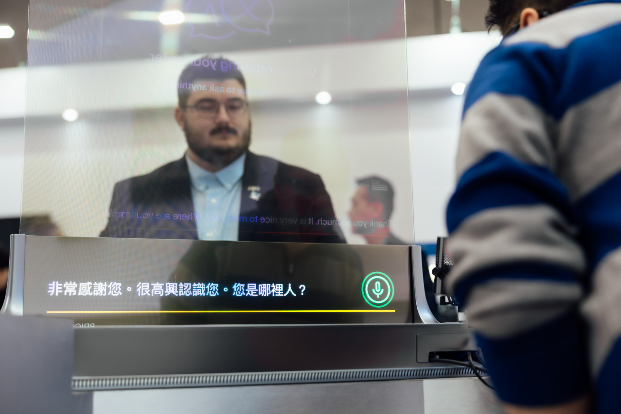 达擎42吋多语系AI互动翻译系统，可支持实时多国语言翻译，协助消费者与服务人员沟通无障碍，并保留自然眼神与表情互动，提升国际性零售场域的服务质量。