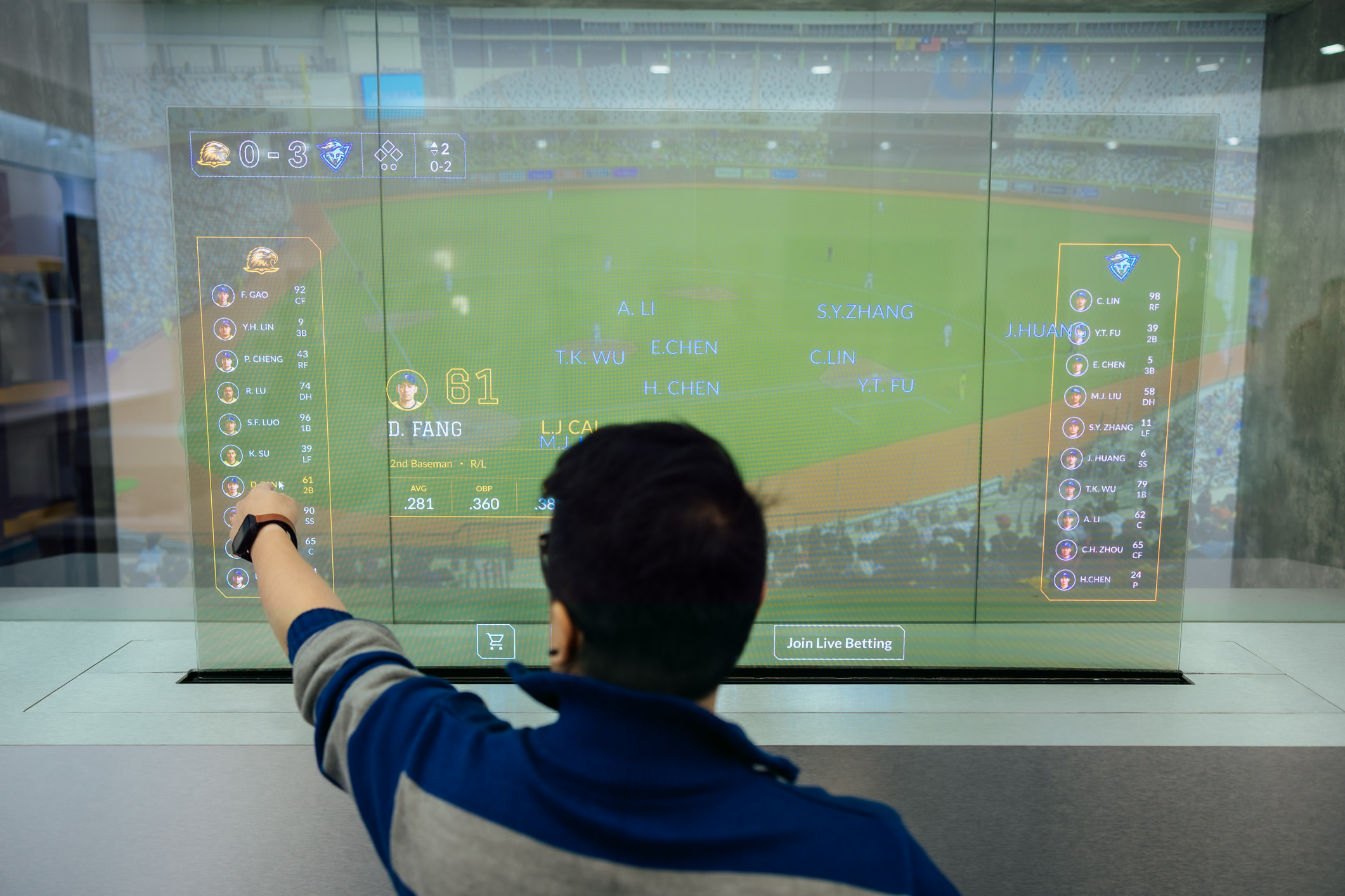 达擎64吋Sports AR Solution Sports AR解决方案结合实时运动赛事数据与互动内容，观众可透过Micro LED显示器的透明特性，在观看实体赛事的同时，同步于显示屏幕上取得与实体球员及赛事对应的相关信息，获得专属的沉浸式体验，提升现场参与感。
