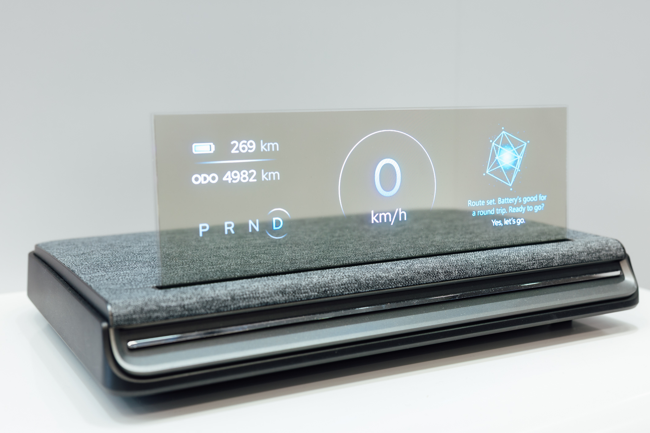 全球首款Aero Module透明Micro LED显示器模块外观轻盈通透，可与数字内容完美融合，提供动态显示、先进控制、个人化沉浸感受。